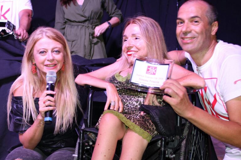 I deejay premiano FASCINO A ROTELLE: commedia che scavalca l’idea romanzata della disabilità